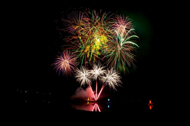 Feuerwerk auf einem See - Feuerwerker in München